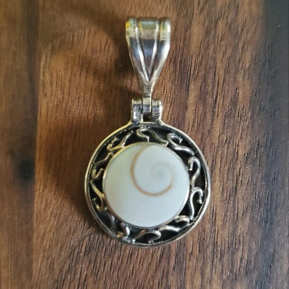 Small silver pendant with shell - Picture 1 of 5